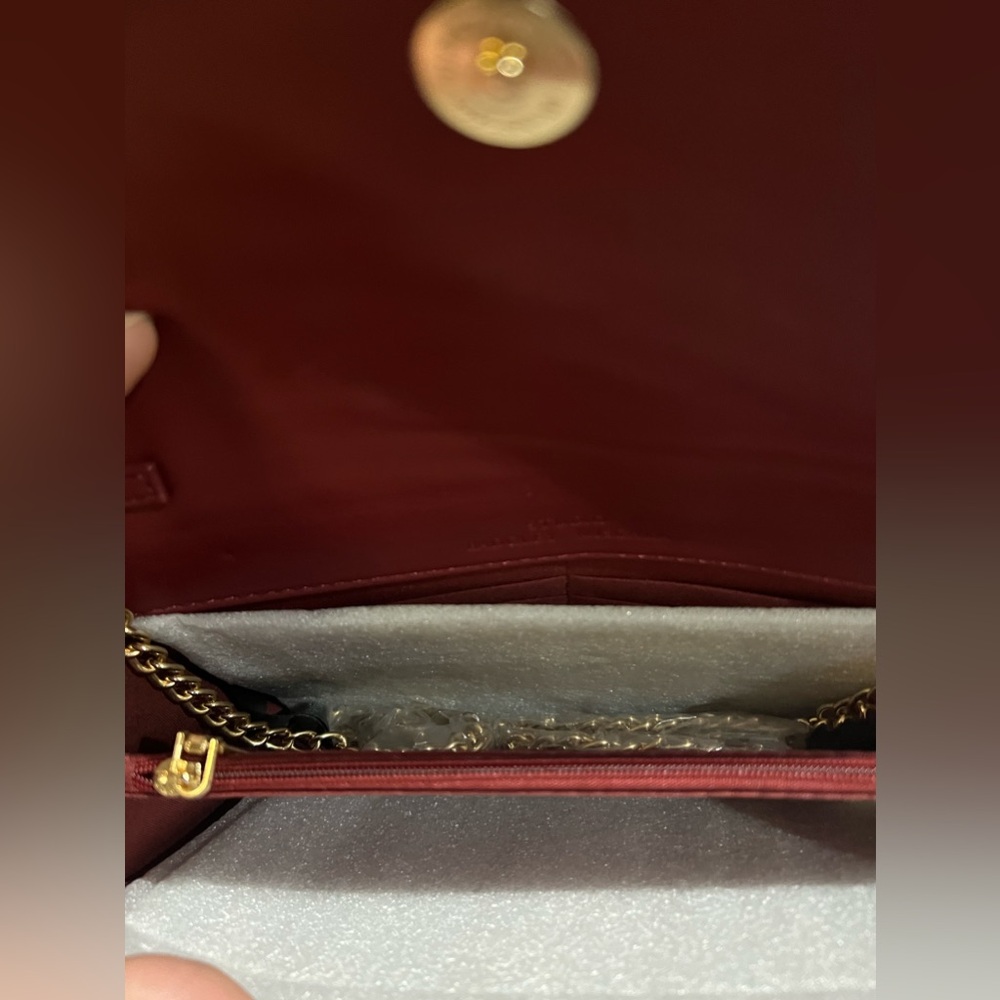 NWT- Badgley Mischka V quilting center crossbody in wine - style 4183 - Picture 5 of 8